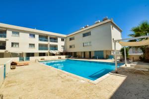 アヤナパにあるMyHome DeLux, Ayia Napa 3 Bedroom with Poolの建物の前のプール