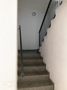 klatka schodowa w domu z poręczą schodową w obiekcie R&B La Pomposa dei Motori w mieście Modena