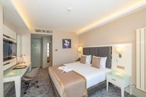 A bed or beds in a room at The Conforium Hotel Van