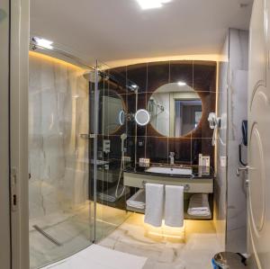 A bathroom at The Conforium Hotel Van