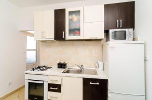 Kuchyň nebo kuchyňský kout v ubytování Apartment Eulalija