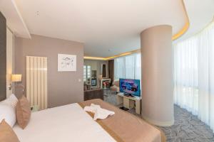 A bed or beds in a room at The Conforium Hotel Van