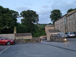 Fotografija v galeriji nastanitve 2 Bed Woodland Retreat - Garden & Free Parking v mestu Keighley