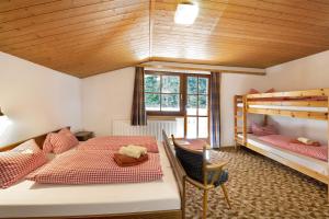 a bedroom with two bunk beds and a desk at Alpenchalet Lacknerbrunn bis 30 P in Mayrhofen