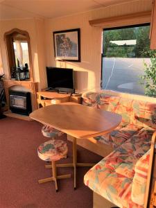 a living room with a table and a couch at Joniec Kajakowo in Joniec