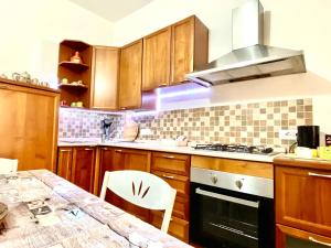 una cucina con mobili in legno e un forno a piano cottura di Maestrale a Tertenìa