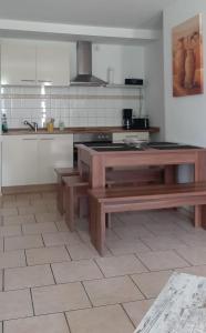 eine Küche mit einem Tisch und Bänken darin in der Unterkunft  Feriendomizil Roger Wohnung 1 in Leipzig