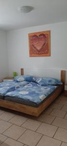 ライプツィヒにあるFeriendomizil-Roger-Wohnung-1の青い掛け布団付きのベッド1台