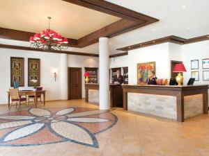 eine Lobby eines Hotels mit einer Rezeption in der Unterkunft Travel Charme Gothisches Haus in Wernigerode