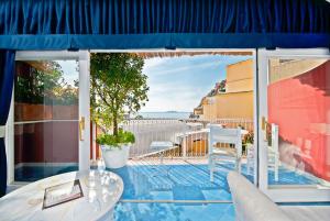 d'une terrasse avec une table et des chaises sur un balcon. dans l'établissement Villa La Tartana, à Positano