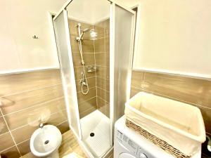 un piccolo bagno con doccia e servizi igienici di Maestrale a Tertenìa
