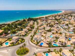 uma vista aérea de um resort perto da praia em Villa Galé Sun - Luxury, 5bed with free wifi, AC, private pool, 5 min from the beach na Guia