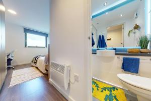 グラスゴーにあるPrivate Bedrooms with Shared Kitchen, Studios and Apartments at Canvas Glasgow near the City Centre for Students Onlyのバスルーム(洗面台、トイレ付)が備わります。