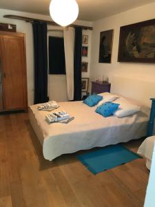 Łóżko lub łóżka w pokoju w obiekcie Rustic Holiday Home Miketa