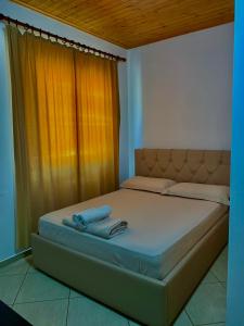 A bed or beds in a room at Lugina e Komanit