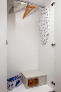 Vonios kambarys apgyvendinimo įstaigoje SunsetPeramos