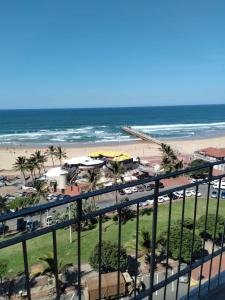 un balcón con vistas a la playa y al océano. en 86 windermere self catering apartments, en Durban