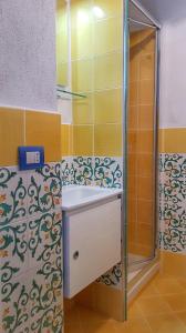 een badkamer met wastafel en douche bij Il Limoneto di Lulù, holidays among the lemon trees in Minori