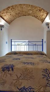 een slaapkamer met een bed met een blauw hoofdeinde bij Il Limoneto di Lulù, holidays among the lemon trees in Minori