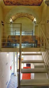 een slaapkamer met een stapelbed en een trap bij Il Limoneto di Lulù, holidays among the lemon trees in Minori +20 foto's