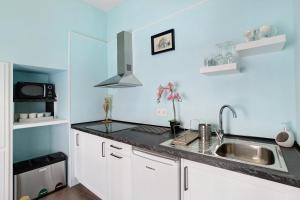 A kitchen or kitchenette at Apto El balcón de la Catedral Még 14 kép