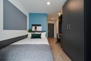 a bedroom with a large bed and a desk at Chic Apartments and Private Bedrooms at Beckett House near Dublin City Centre in Dublin