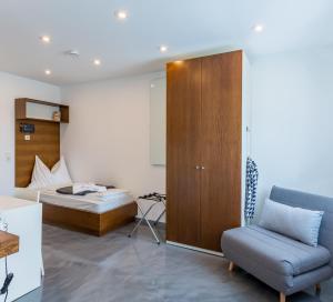 A bed or beds in a room at Zum kleinen Italiener - Ristorante Pizzeria Pension