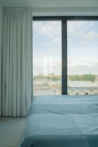 Ce lit se trouve dans un dortoir doté d'une grande fenêtre. dans l'établissement Ostend Port Side incl parking, à Ostende
