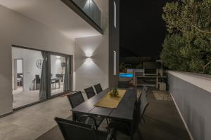 a dining room with a table and chairs at Villa Simon in Makarska