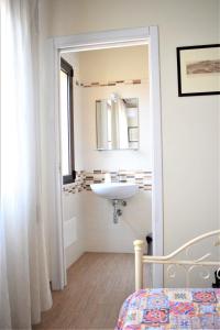 アグリジェントにあるB&B Certe Nottiのバスルーム(洗面台、鏡付)