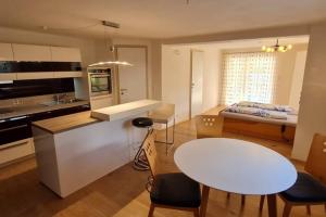 a kitchen and living room with a table and a room at Apartment Bernd - Schöne Ferienwohnung am Rande von Ligist in Steinberg bei Ligist