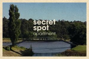 een bord voor een geheime afspraak in een park bij Secret Spot Apartment - Quinta da Barca in Esposende