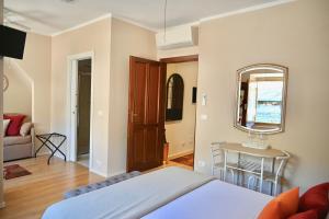 een slaapkamer met een bed en een spiegel bij Great Location Private Entrance in Monterosso al Mare
