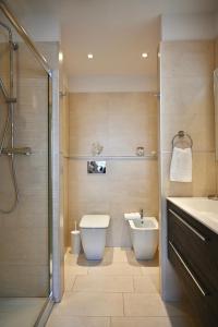 een badkamer met een toilet, een wastafel en een douche bij Great Location Private Entrance in Monterosso al Mare