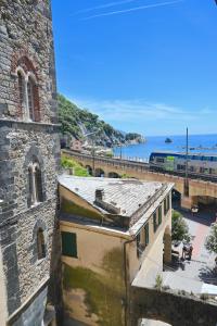 een oud gebouw naast een brug en de oceaan bij Great Location Private Entrance in Monterosso al Mare