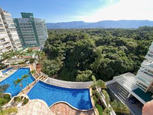 an aerial view of a resort with a swimming pool at Condominio Reserva da Mata - Riviera de São Lourenço in Riviera de São Lourenço