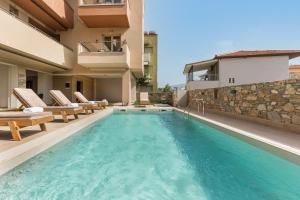 Bazén v ubytovaní Makris Luxury Rooms alebo v jeho blízkosti