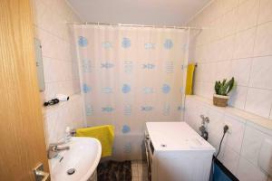 baño con lavabo y cortina de ducha en Gut und Günstig in Leipzig - zentrumsnah - inkl Fahrräder & Netflix, en Leipzig