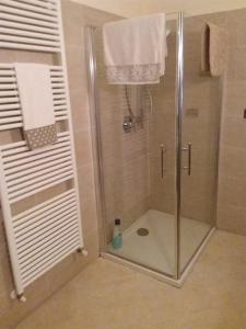 a shower with a glass door in a bathroom at Casa Verde in Monticchio