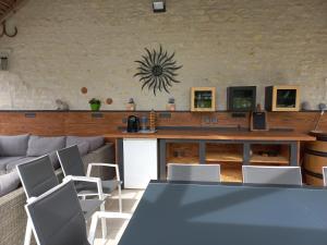 a living room with a table and chairs at Gîte et chambres d'hôtes Le Chêne Billault in Pouant