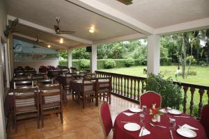 Um jardim no exterior de Chitwan Paradise Hotel