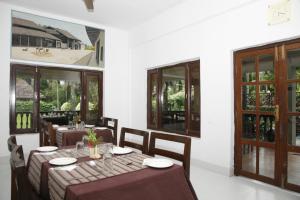 Um restaurante ou outro lugar para comer em Chitwan Paradise Hotel