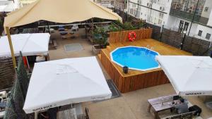 A piscina localizada em WOT Lisbon Nomad ou nos arredores