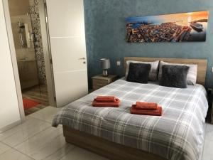 Кровать или кровати в номере Penthouse in Marsaxlokk with panoramic views: 3 bedrooms, 2 baths