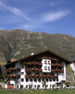 オーバーグルグルにあるHaus Hohenfelsの山を背景にした大きな建物