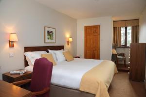 Postel nebo postele na pokoji v ubytování Macdonald Forest Hills Resort