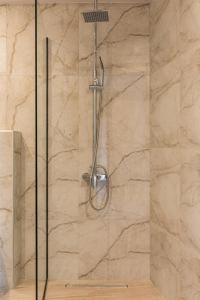 レプトカリヤにあるMakris Luxury Rooms - Olympian Collectionのバスルーム(ガラスドア、シャワー付)