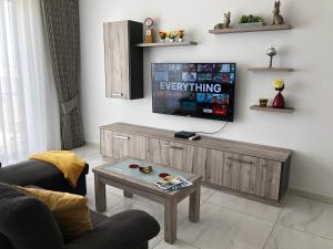 Телевизор и/или развлекательный центр в Penthouse in Marsaxlokk with panoramic views: 3 bedrooms, 2 baths