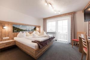 Кровать или кровати в номере Apart Haus Alpenhof
