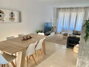 Televízia a/alebo spoločenská miestnosť v ubytovaní Apartamento playa y club náutico a 150m